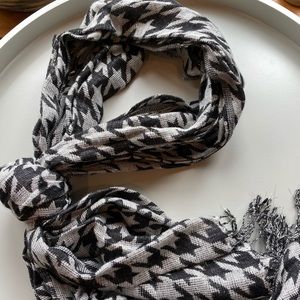 ☀️ 3/$25 Black & White Houndstooth Scarf